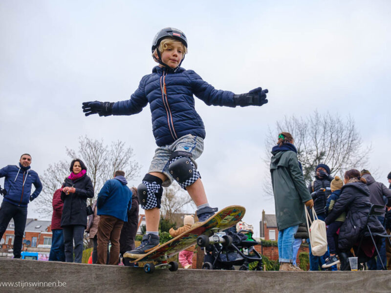 Jonge skateboarder tijdens winterburendag te Mechelen